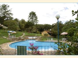 Hotel Campestre Los Arrayanes，位于莫尼基拉的带泳池的酒店