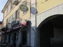 神剑酒店，位于Revello的酒店