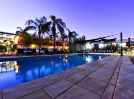 Diplomat Hotel Alice Springs，位于艾利斯斯普林斯爱丽丝泉爬行动物中心附近的酒店