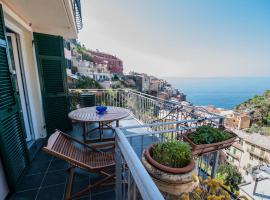 Luxury Seaview Apartments Manarola by Arbaspàa，位于马纳罗拉的带停车场的酒店