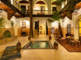 耶南埃尔卡迪摩洛哥传统庭院住宅，位于马拉喀什的带泳池的酒店
