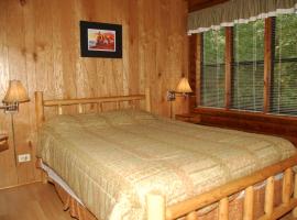 Carolina Landing Camping Resort Cabin 10，位于Fair Play的度假园