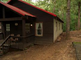 Carolina Landing Camping Resort Deluxe Cabin 4，位于Fair Play的酒店