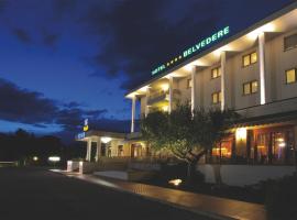 艾尔伯格贝维德雷餐厅酒店，位于科德罗伊波的带停车场的酒店