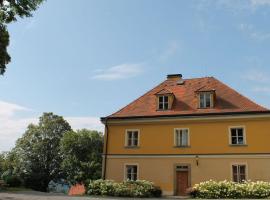 Pleasant holiday home in Milire with courtyard，位于Milíře的带停车场的酒店