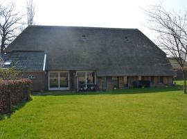 Staying in a thatched barn with box bed beautiful view region Achterhoek，位于Geesteren的酒店