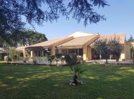 Hôtel Restaurant Le Mas De L'Olivier，位于蓬圣埃斯普里的酒店