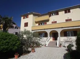 Cres Sučić Apartments