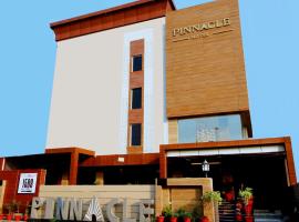 Pinnacle by Click Hotels, Lucknow，位于勒克瑙Chaudhary Charan Singh International Airport - LKO附近的酒店