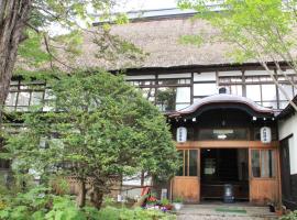 横仓日式旅馆，位于长野户隐神社附近的酒店