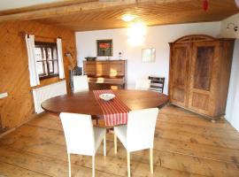 Holiday home in Liebenfels in Carinthia with sauna，位于Liebenfels的带停车场的酒店