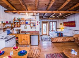 Taos Goji Farm & Eco-Lodge Retreat，位于Arroyo Seco的农家乐