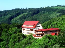 Hotel Vrsatec，位于Vršatské Podhradie的酒店