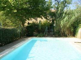 Mas Blauvac avec piscine, Entre Uzes Pont du Gard，位于韦尔-加尔桥的宠物友好酒店