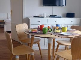 叙尔特岛海滨公寓，位于赫尔努姆的酒店