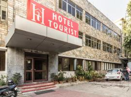 Hotel The Tourist - 1 min from New Delhi Railway Station，位于新德里的带停车场的酒店