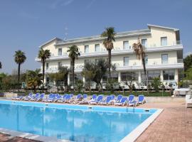 Front Lake Hotel Villa Paradiso Suite，位于莫尼加的带泳池的酒店