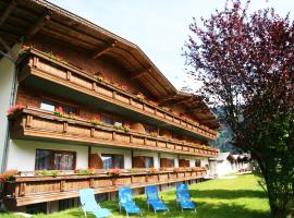 first mountain Hotel Zillertal，位于阿绍的酒店
