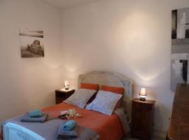 Appartement centre médiéval - Le Cosy de Sarlat，位于萨尔拉拉卡内达的酒店