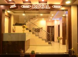 Hotel Royal Palace - 150 Meters from Mahakal Temple，位于乌贾因的酒店