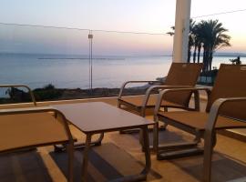 Periyiali Beach Sunset Suite A7，位于皮尔瓦利亚马佐托斯海滩附近的酒店