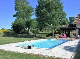 Holiday Home in Monfort with Pool & Terrace