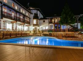 Hotel Alfaresort Thermal Chiflika，位于奇夫利克的带泳池的酒店