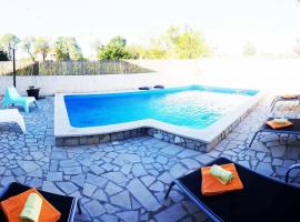 Guest House Ilic，位于罗波里卡的带泳池的酒店