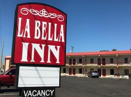 La Bella Inn，位于塔瓦雷斯尤斯蒂斯乡村购物中心附近的酒店