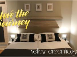 Yellow Dreamhouse，位于波斯托伊纳的旅馆
