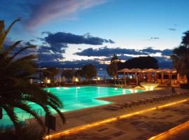 Ramada Loutraki Poseidon Resort，位于路特奇的酒店
