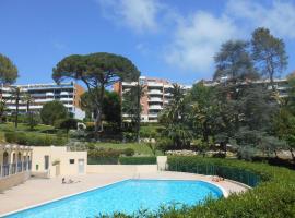 Appartement Les Palmiers - Vacances Cote d'Azur，位于戛纳的高尔夫酒店