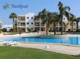 Vila da Praia - Apartamento Viva Local，位于阿尔沃尔的带泳池的酒店