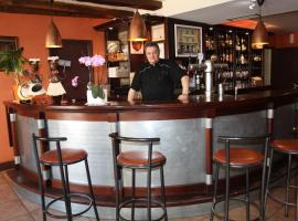 Logis hotel restaurant Au Bon Accueil，位于Arvieu的酒店