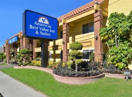 美洲最优价值酒店及套房 - 丰塔纳，位于方塔纳的酒店
