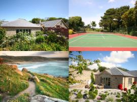 Putsborough Manor 3 Self Catering Cottages with Beach a short walk dog friendly all year, On site Tennis, Play Area, Paddock, Spa baths, BBQ, Private Gardens, Superfast WIFI，位于克罗伊德的酒店