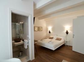 Iulius Suite & Spa，位于孔韦尔萨诺的海滩酒店