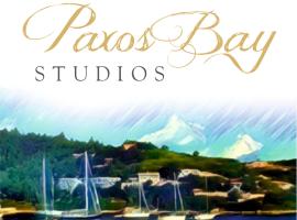 Paxos Bay Studios，位于盖奥斯的带停车场的酒店
