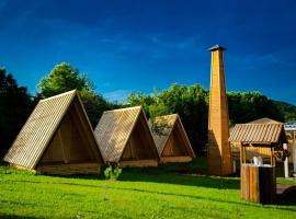 Rooms & Glamping Lana Haus，位于Ličko Petrovo Selo的酒店