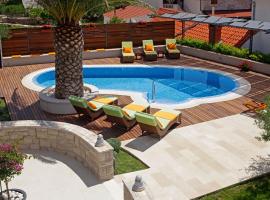 Apartments Diana - NEW heated pool，位于波尔Bol Catamaran Terminal附近的酒店