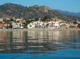 Hotel Lungomare，位于布兰卡莱奥内码头的酒店