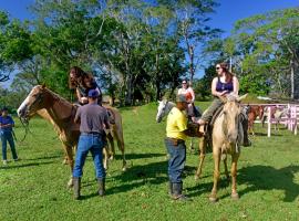 香蕉河岸旅馆&丛林骑马冒险园，位于贝尔莫潘Belmopan Airstrip附近的酒店