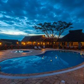 Lake Ndutu Luxury Tented Lodge，位于Sinoni的酒店