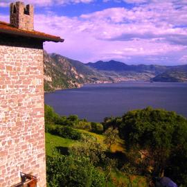 Castello di Zorzino Iseo lake，位于里瓦迪索尔托的酒店