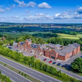 Hogs Back Hotel & Spa Nr Farnham，位于法纳姆的酒店
