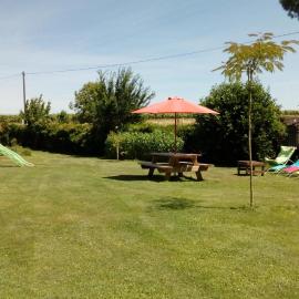 Gîte 5 personnes au calme avec jardin, piscine, proche d'Amboise，位于莫讷的酒店