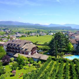 Angerburg Blumenhotel，位于阿皮亚诺苏拉斯特拉达的酒店