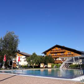 Landhotel Häuserl im Wald，位于格洛博明的酒店