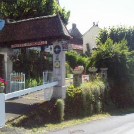 LOGIS HOTEL Les Tilleuls，位于Saint-Cirgues-de-Jordanne的酒店