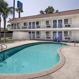 Motel 6-Fresno, CA,位于弗雷斯诺的酒店